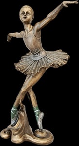 Detaljeret håndmalet ballerina i klassisk positur på lys baggrund